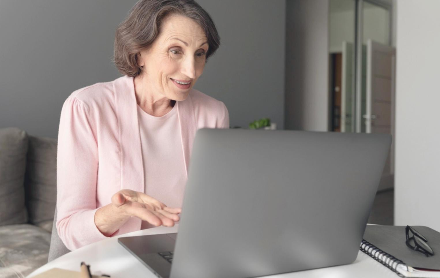 Digitale Lernmaterialien und Finanzanalyse-Tools auf modernem Arbeitsplatz